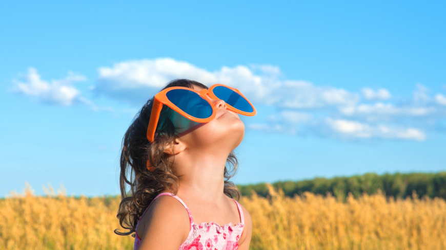 Bästa skyddet är solglasögon med UV-skydd. Trots det har nära fyra av tio svenskar inte för vana att använda solglasögon en solig sommardag. Foto: Shutterstock